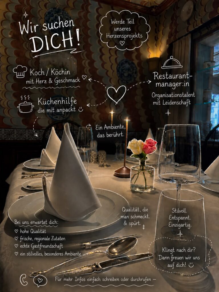 Foto eines gedeckten Restauranttisches mit gefalteten Servietten, Weingläsern und einer kleinen Blumenvase. Darüber ist ein deutscher Text zu sehen, in dem Küchen- und Servicepersonal für ein gastfreundliches und hochwertiges Gastronomieerlebnis gesucht wird.